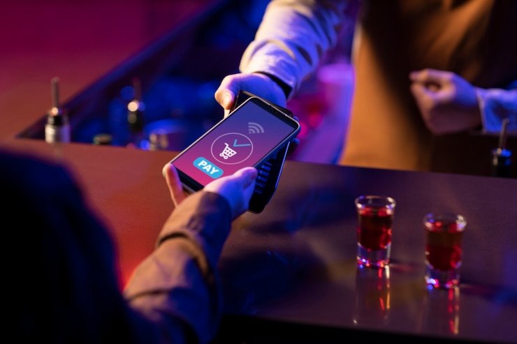 Filipino bettor checking live sports odds on a smartphone with phbhet